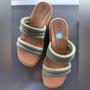 Reef Lofty Luxe Sandals in Frosty Size 8, 2 inch heel